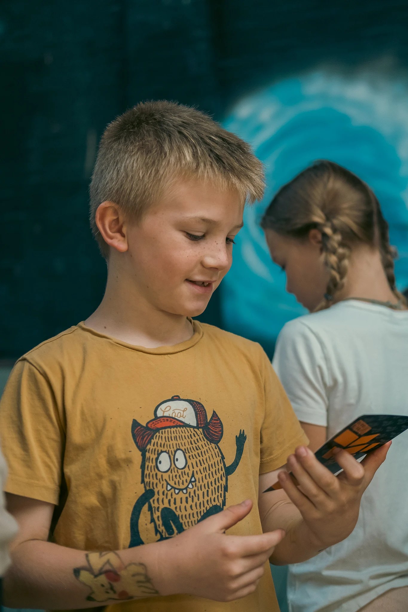 Leerlingen werken aan hun challengeboekje tijdens een DAREcademy-les in Baarn