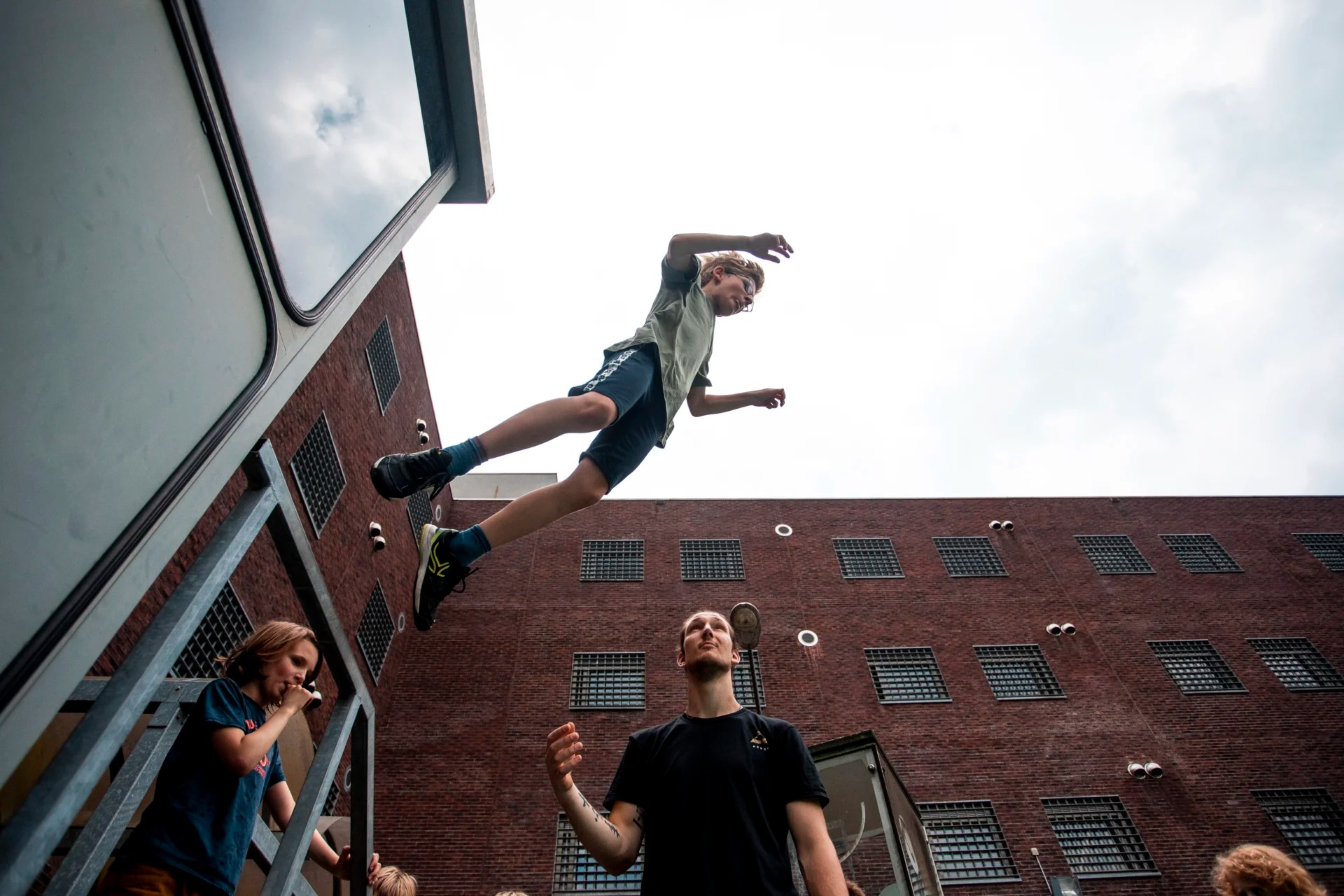 Kinderen freerunnen samen tijdens een DAREcademy-les in de gymzaal